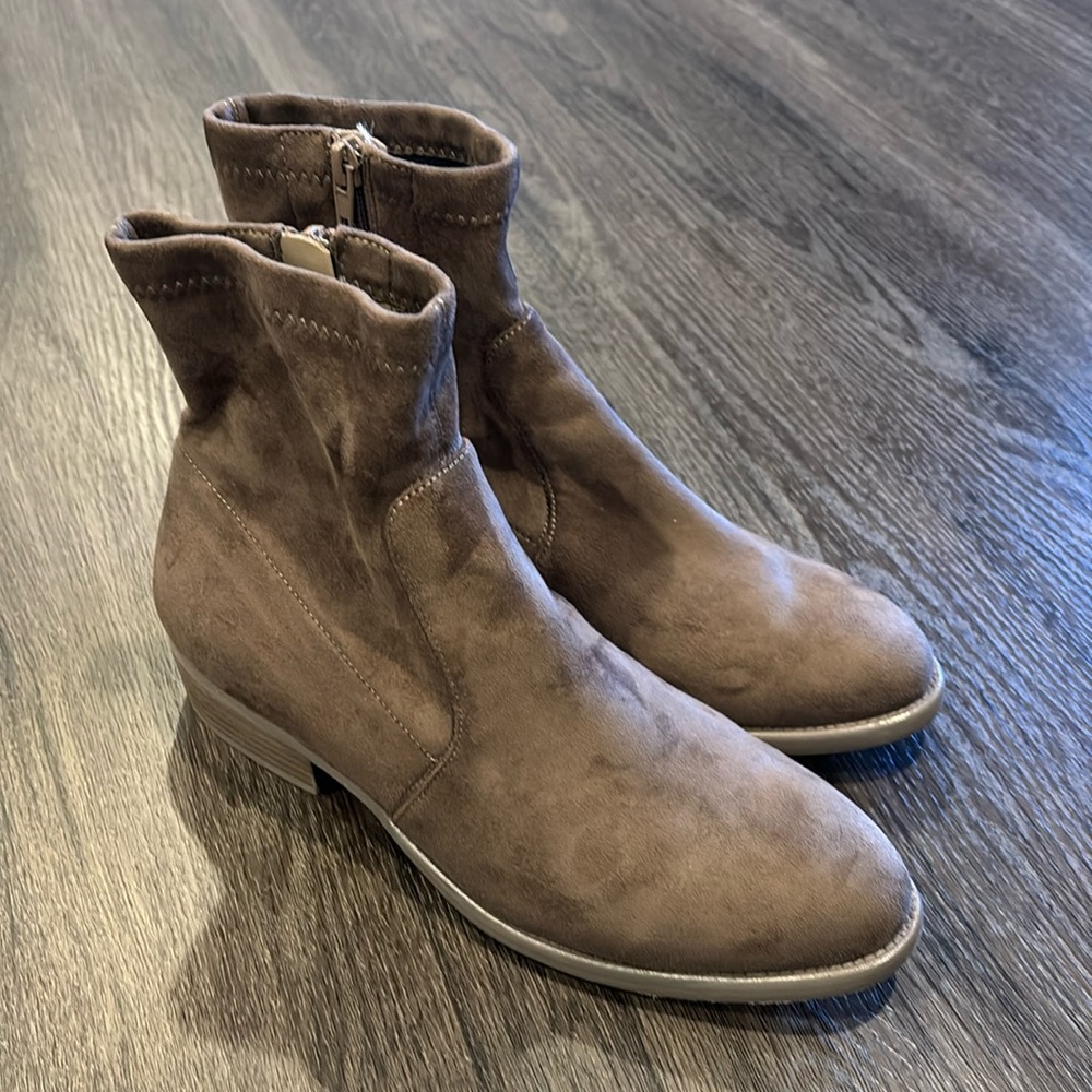 Van Eli suede boots size 9 womens